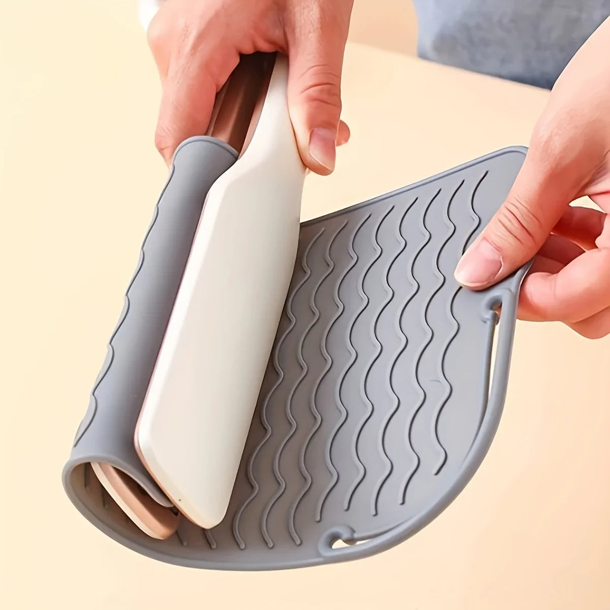 Silicone heat-resistant pad, suitable for hair styling tools such as curling irons and straighteners, as well as portable stylin